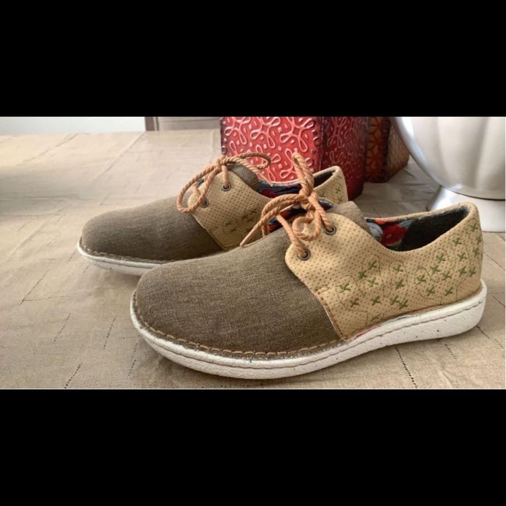 Justin’s cac tie khaki shoes